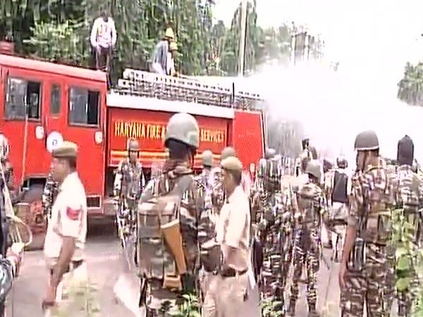 राम रहीम दोषी LIVE: समर्थकों का भारी उपद्रव, दिल्ली में 2 DTC बसों में आगजनी राम रहीम दोषी LIVE: समर्थकों का भारी उपद्रव, दिल्ली में 2 DTC बसों में आगजनी