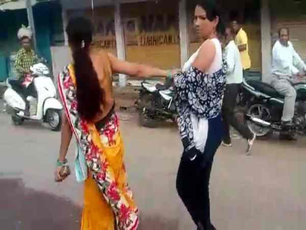 प्रेमिका को सड़क पर घसीटते हुए थाने ले गई पत्नी, पति को लोगों ने पीटा प्रेमिका को सड़क पर घसीटते हुए थाने ले गई पत्नी, पति को लोगों ने पीटा