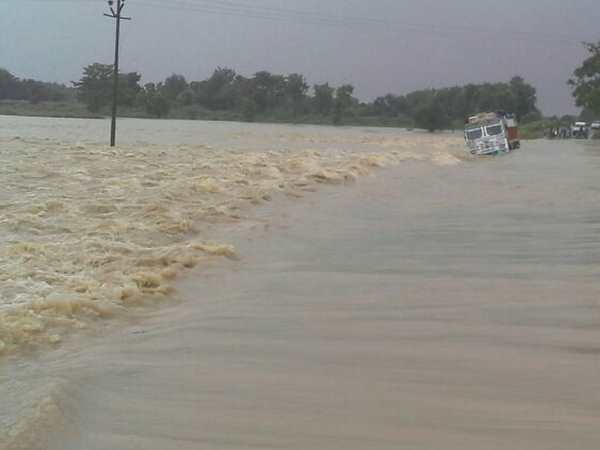 यूपी में बाढ़, सैकड़ों गांवों में घुसा पानी, तबाही के PHOTOS