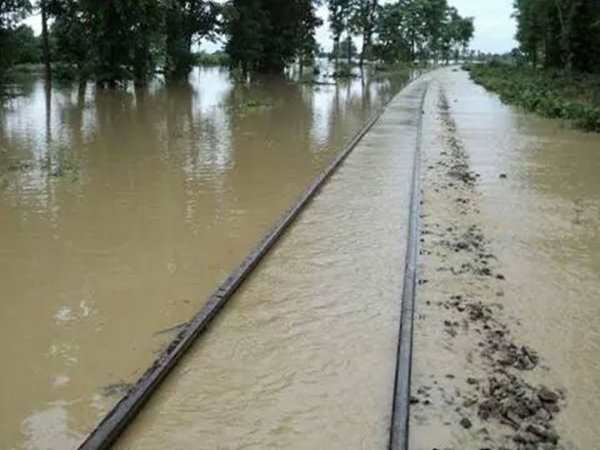 यूपी में बाढ़, सैकड़ों गांवों में घुसा पानी, तबाही के PHOTOS