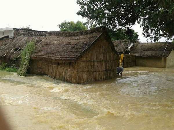 यूपी में बाढ़, सैकड़ों गांवों में घुसा पानी, तबाही के PHOTOS