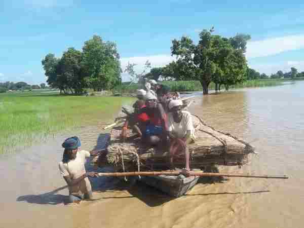 यूपी में बाढ़, सैकड़ों गांवों में घुसा पानी, तबाही के PHOTOS