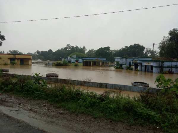 यूपी में बाढ़, सैकड़ों गांवों में घुसा पानी, तबाही के PHOTOS