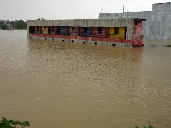 यूपी में बाढ़, सैकड़ों गांवों में घुसा पानी, तबाही के PHOTOS