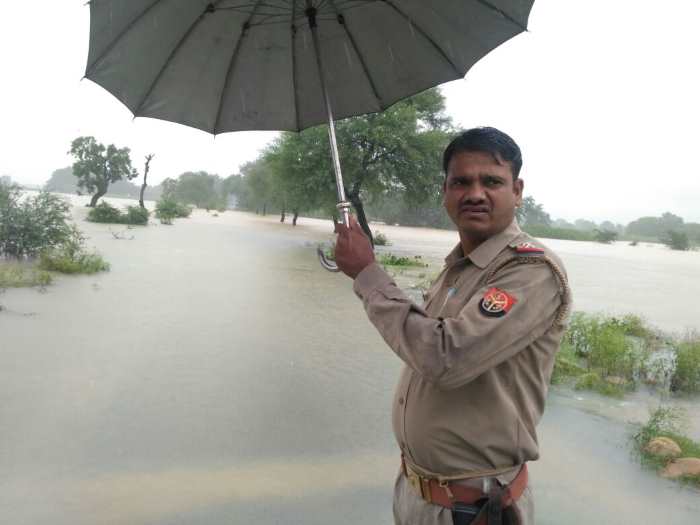 यूपी में बाढ़, सैकड़ों गांवों में घुसा पानी, तबाही के PHOTOS