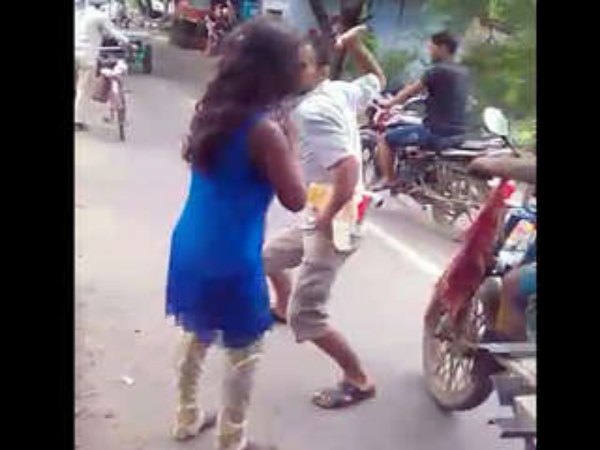 Girl been beaten by Bihar Police on Road