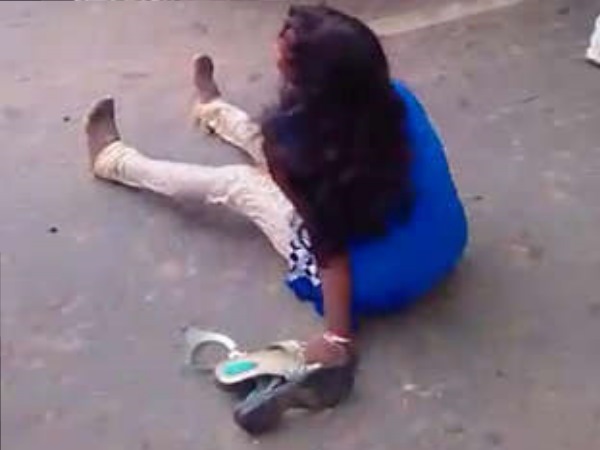 Girl been beaten by Bihar Police on Road
