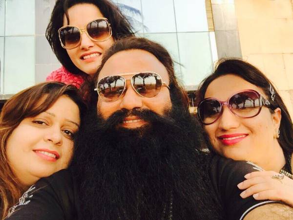 महिलाओं के हाथ में होती थी माउजर और पिस्तौल