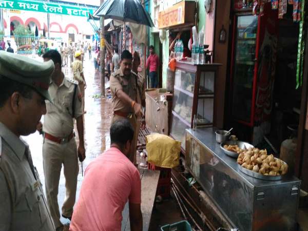 Police action on a Hotel with JCB 