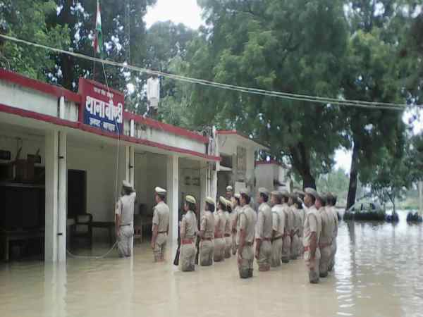 बाढ़ के पानी में डूबे थाने में पुलिस ने फहराया तिरंगा, DGP ने किया सलाम