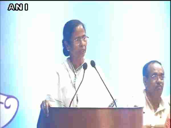 पश्चिम बंगाल: मुहर्रम के दिन मूर्ति विसर्जन पर ममता बनर्जी ने लगाई रोक पश्चिम बंगाल: मुहर्रम के दिन मूर्ति विसर्जन पर ममता बनर्जी ने लगाई रोक