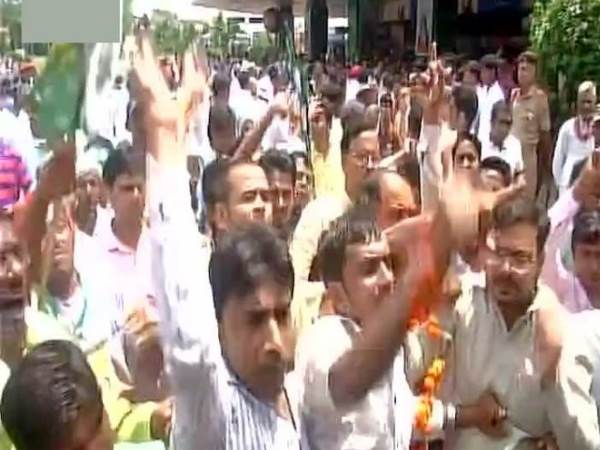 JDU internal discord: Sharad and Nitish Group fight
