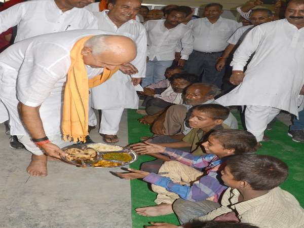 PICs: गरीब को दो वक्त का मिले भोजन इसलिए खुली है 'प्रभु की रसोई' PICs: गरीब को दो वक्त का मिले भोजन इसलिए खुली है 'प्रभु की रसोई'