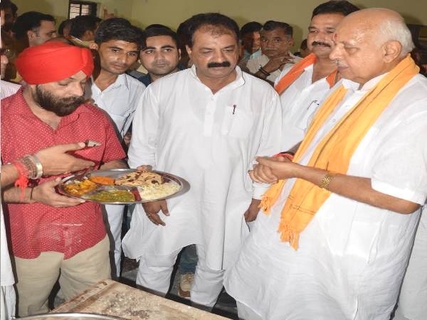 PICs: गरीब को दो वक्त का मिले भोजन इसलिए खुली है 'प्रभु की रसोई' PICs: गरीब को दो वक्त का मिले भोजन इसलिए खुली है 'प्रभु की रसोई'