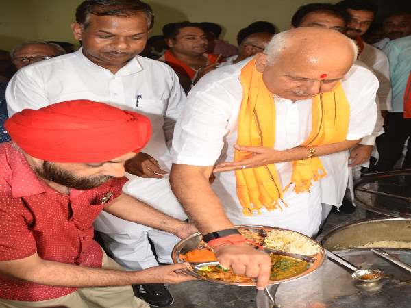 PICs: गरीब को दो वक्त का मिले भोजन इसलिए खुली है 'प्रभु की रसोई' PICs: गरीब को दो वक्त का मिले भोजन इसलिए खुली है 'प्रभु की रसोई'