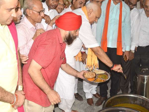 PICs: गरीब को दो वक्त का मिले भोजन इसलिए खुली है 'प्रभु की रसोई' PICs: गरीब को दो वक्त का मिले भोजन इसलिए खुली है 'प्रभु की रसोई'