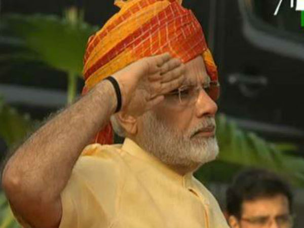 LIVE: पीएम मोदी ने लाल किले पर फहराया तिरंगा