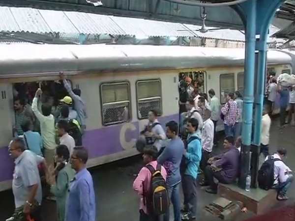 सेंट्रल रेलवे ने कुर्ला से डोंबिवली तक की सेवाएं फिर से शुरू कर दी हैं।