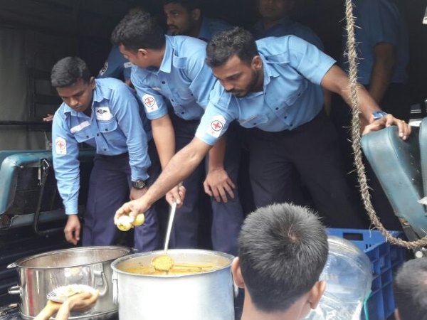 भारतीय नौसेना ने परेल इलाके में लोगों को नाश्ते मुहैया कराया।