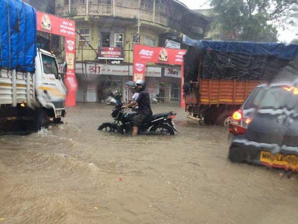 मुंबई बारिश LIVE: बांद्रा-वर्ली सी लिंक बंद, लोकल ट्रेनें ठप