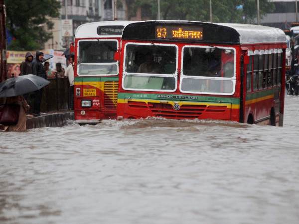 LIVE: मुंबई में भारी बारिश के बीच अगले कुछ घंटे बेहद अहम