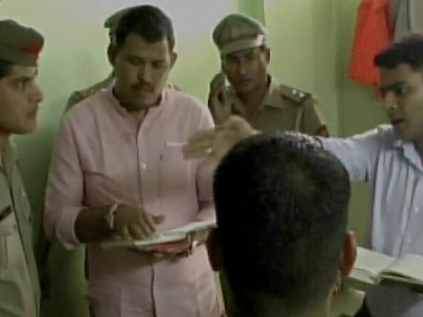 UP: बेखौफ बदमाशों की करतूत, साहिबाबाद में लड़की को मारी गोली