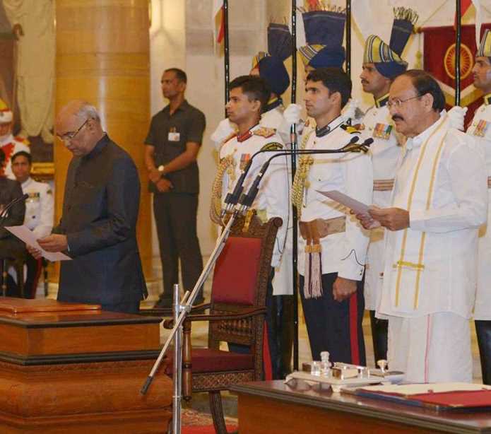 राज्य सभा में नायडू के स्वागत भाषण में पीएम मोदी ने पढ़ा शेर राज्य सभा में नायडू के स्वागत भाषण में पीएम मोदी ने पढ़ा शेर