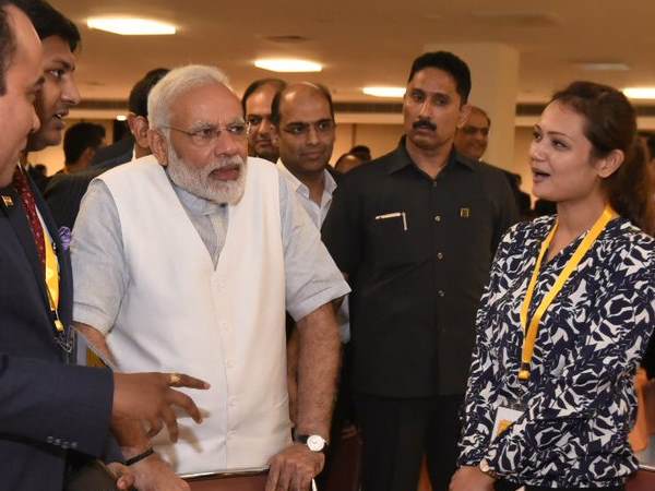 एनआरआई सम्मेलन को लेकर खास तैयारियों में जुटे मोदी, अपने अंदाज में स्वागत करने की कही बात एनआरआई सम्मेलन को लेकर खास तैयारियों में जुटे मोदी, अपने अंदाज में स्वागत करने की कही बात