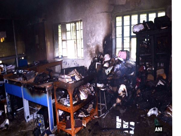 LIVE: राजस्थान में गुंडो का तांडव, पावर स्टेशन में लगाई आग LIVE: राजस्थान में गुंडो का तांडव, पावर स्टेशन में लगाई आग