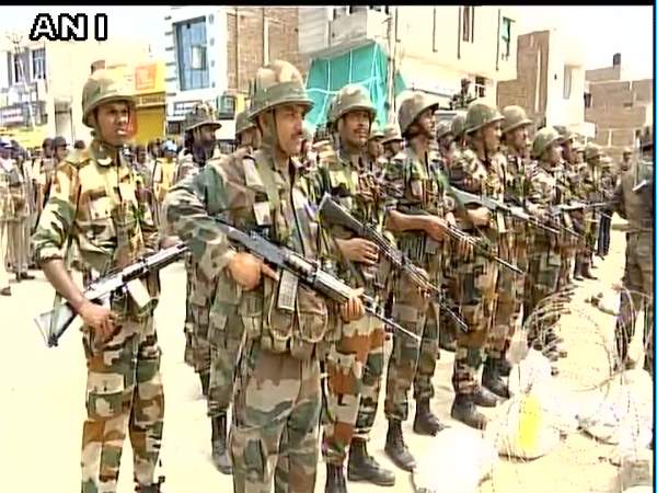 LIVE: राम रहीम के सिरसा डेरे में घुसी सेना, अंदर समर्थक भी मौजूद