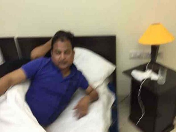 PICs: शराब का नशा और लड़कियों का साथ...ले डूबा अधिकारी जी को!