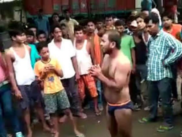 PICs: कोचिंग वाली लड़की से छेड़छाड़ पड़ी भारी, बीच बाजार नंगाकर की गई मनचले की पिटाई