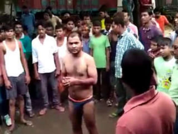 PICs: कोचिंग वाली लड़की से छेड़छाड़ पड़ी भारी, बीच बाजार नंगाकर की गई मनचले की पिटाई