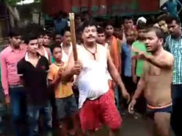 PICs: कोचिंग वाली लड़की से छेड़छाड़ पड़ी भारी, बीच बाजार नंगाकर की गई मनचले की पिटाई