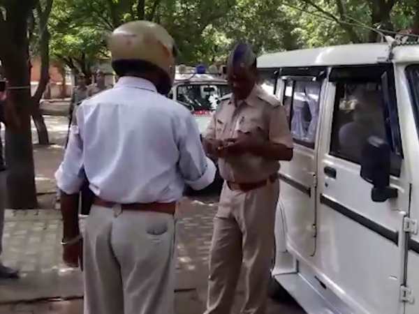 ट्रैफिक पुलिस ने काट दिया एसपी की गाड़ी का चालान,मिली शाबासी ट्रैफिक पुलिस ने काट दिया एसपी की गाड़ी का चालान,मिली शाबासी