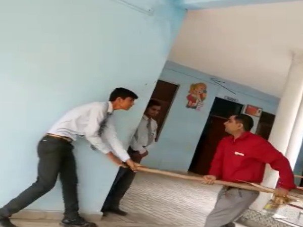 लठ्ठमार प्रिंसिपल पर दर्ज हुआ मुकदमा, स्कूल की भी जाएगी मान्यता लठ्ठमार प्रिंसिपल पर दर्ज हुआ मुकदमा, स्कूल की भी जाएगी मान्यता