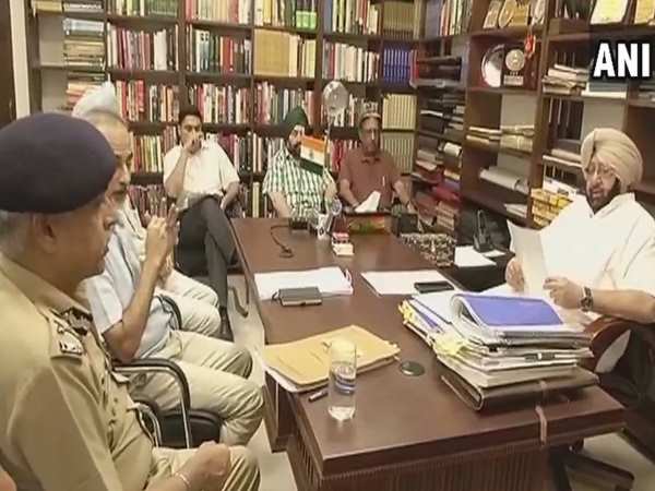 पंजाब के मुख्यमंत्री अमरिंदर सिंह ने राज्य में कानून और व्यवस्था की स्थिति पर एक उच्च स्तरीय बैठक की अध्यक्षता की।