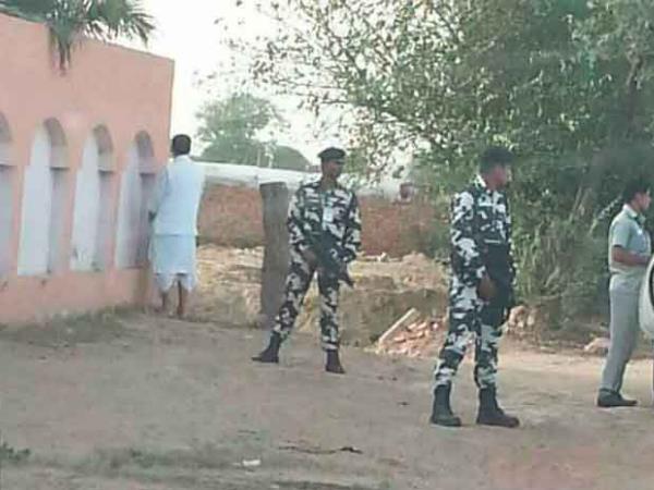Woman Officer punish an employee for break Swachch mission pride