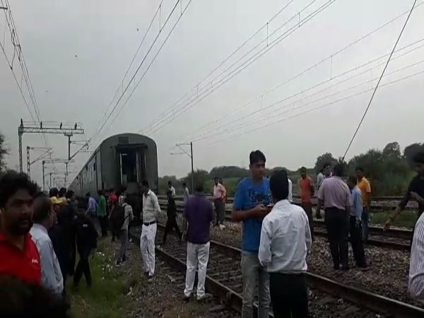 PICs: अपने इंजन से अलग हुए दिल्ली-लखनऊ शताब्दी के 6 डिब्बे