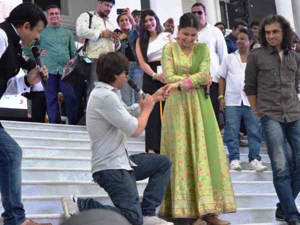 बनारस में शाहरुख खान को बुलाने वाले को पुलिस ने भेजा नोटिस, मांगे 5 लाख बनारस में शाहरुख खान को बुलाने वाले को पुलिस ने भेजा नोटिस, मांगे 5 लाख