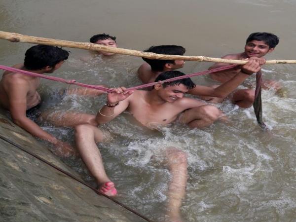 VIDEO: नदी में सेल्फी ले रहे छात्रों की टोली डूबी, 3 की मौत, 2 बाल-बाल बचे