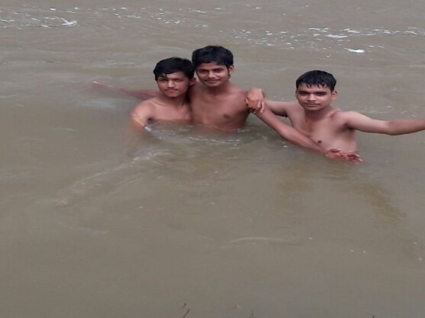 VIDEO: नदी में सेल्फी ले रहे छात्रों की टोली डूबी, 3 की मौत, 2 बाल-बाल बचे