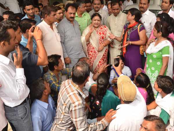 शिक्षामित्रों का बवाल,शिक्षा मंत्री को नाश्ता नहीं करने दिया