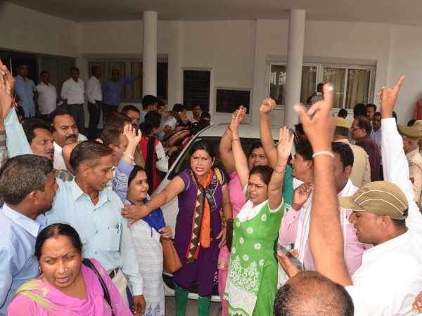 शिक्षामित्रों का बवाल,शिक्षा मंत्री को नाश्ता नहीं करने दिया