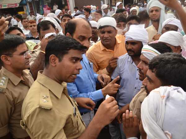 शिक्षामित्रों का बवाल,शिक्षा मंत्री को नाश्ता नहीं करने दिया