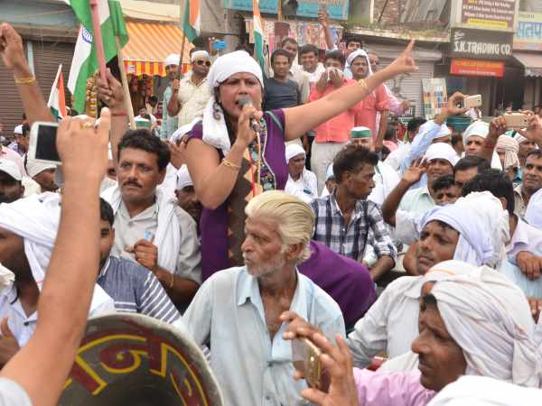 शिक्षामित्रों का बवाल,शिक्षा मंत्री को नाश्ता नहीं करने दिया