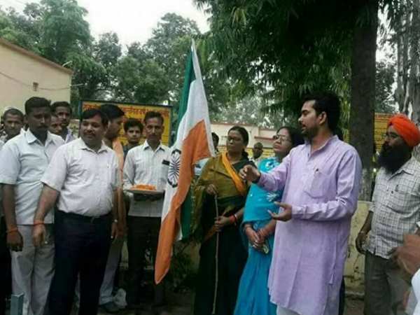 तिरंगा यात्रा निकाल रही भाजपा सांसद ने उल्टा झंडे के साथ खिंचाई तस्वीर