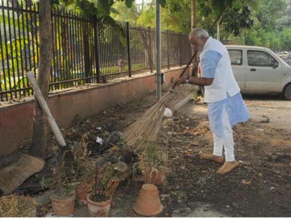 Woman Officer punish an employee for break Swachch mission pride
