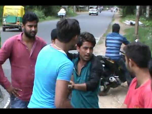 मोबाइल झपटकर भागे बाइक सवार चोरों को पकड़कर धुना, वीडियो मोबाइल झपटकर भागे बाइक सवार चोरों को पकड़कर धुना, वीडियो