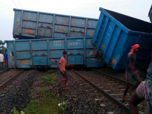 मालगाड़ी के पटरी से उतरे 16 डिब्बे, कई राज्यों को जोड़ने वाला रेल रूट ठप मालगाड़ी के पटरी से उतरे 16 डिब्बे, कई राज्यों को जोड़ने वाला रेल रूट ठप